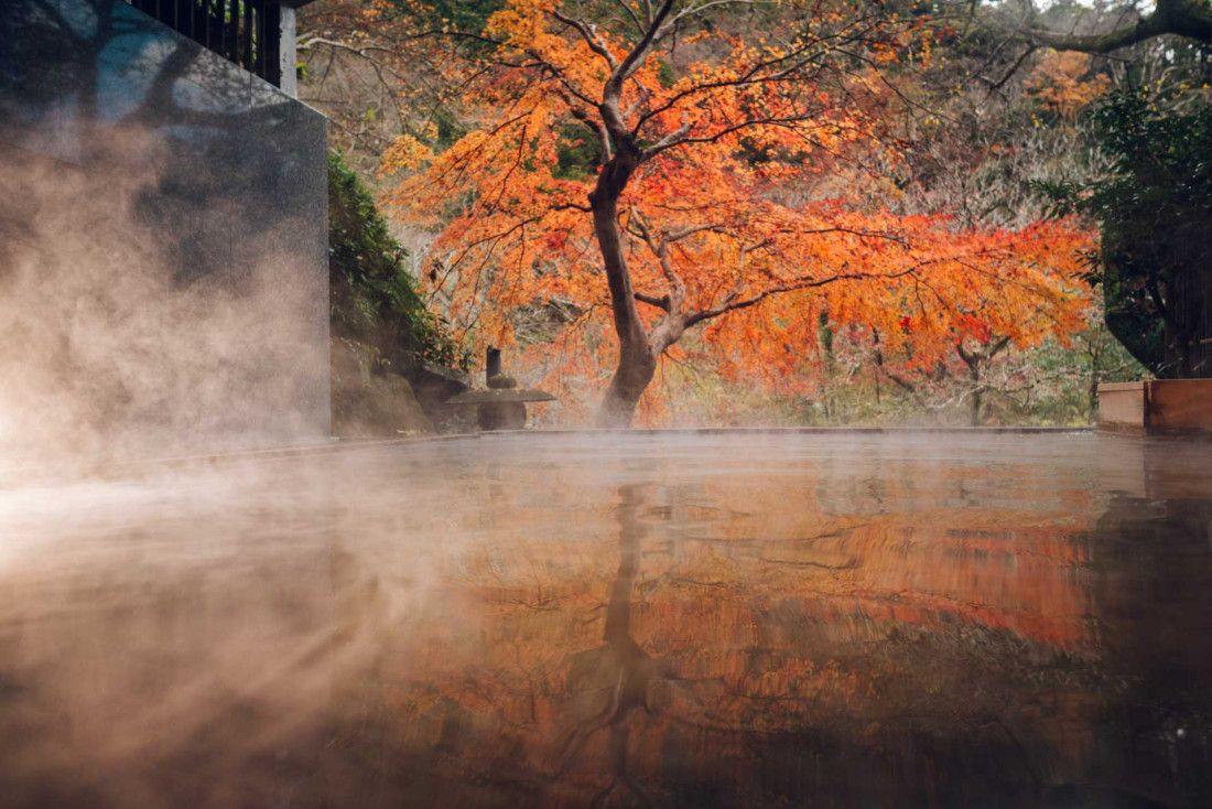 Intérieur élégant et épuré d'une chambre KAI Hakone avec vue sur la nature