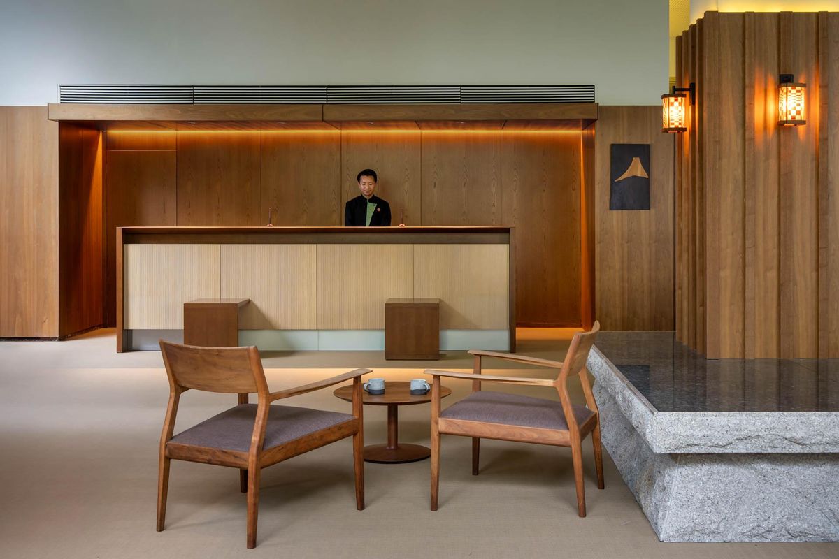 Intérieur d'une chambre Signature avec futon et furoshiki de bienvenue