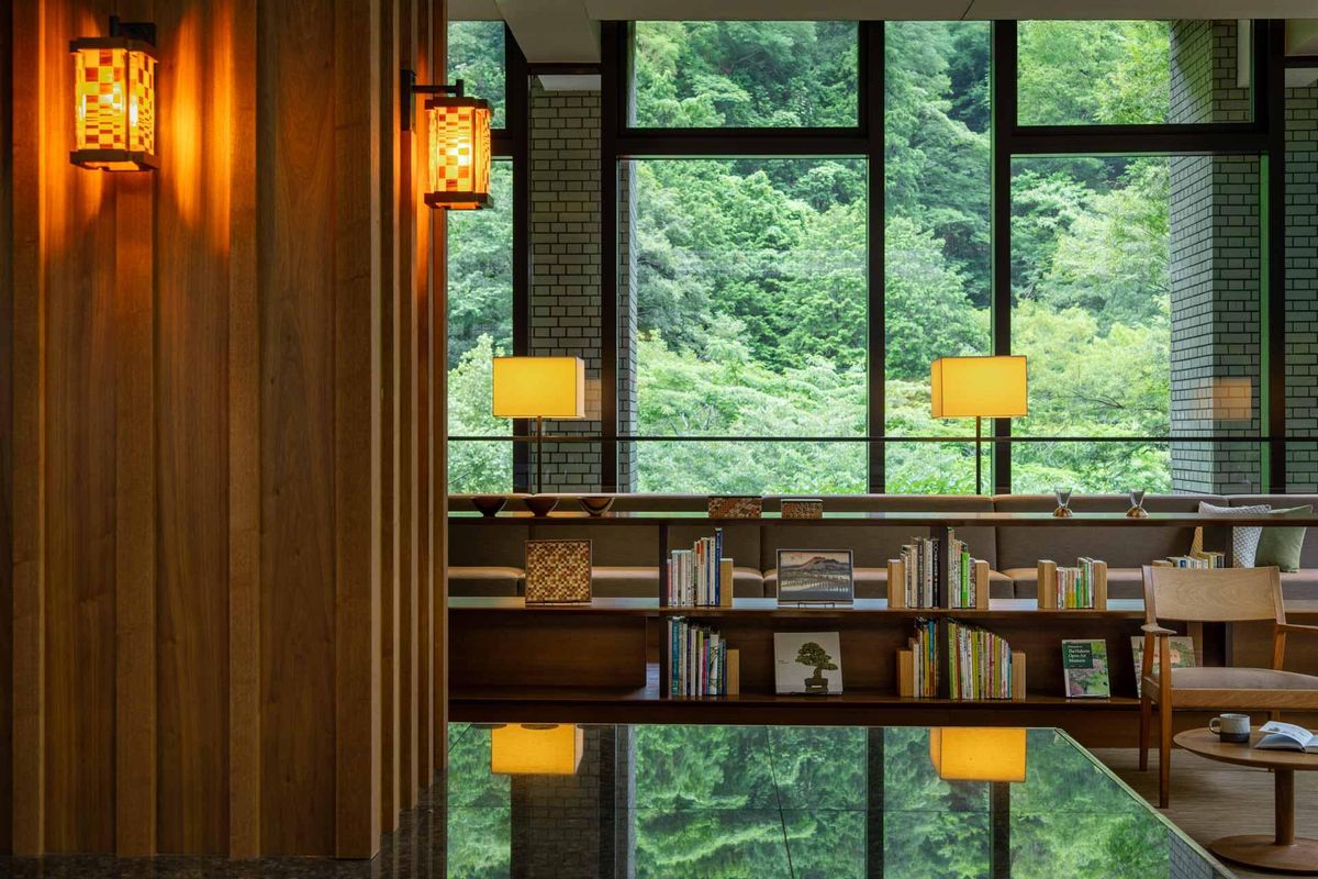 Kimono et claquettes offerts aux hôtes dans une chambre KAI Hakone