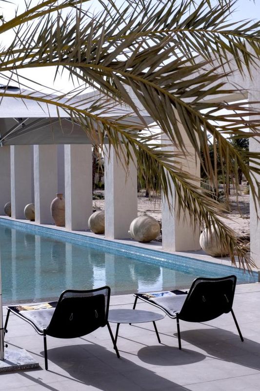 Intérieur du lobby avec lanternes dorées et briques de Tozeur