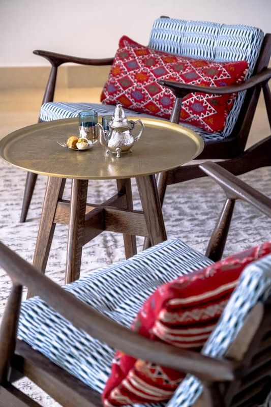 Piscine extérieure du resort entourée de dunes et de palmiers