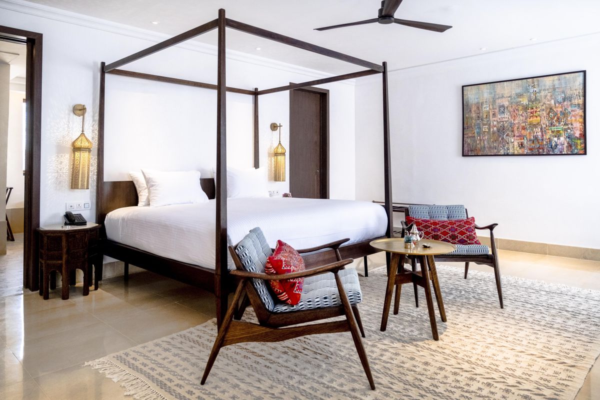 Intérieur d'une villa avec lit à baldaquin et décoration berbère
