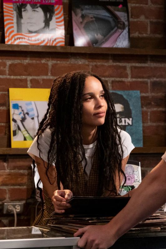 Jeune femme contemplant un paysage urbain, symbolisant la réflexion sur les relations