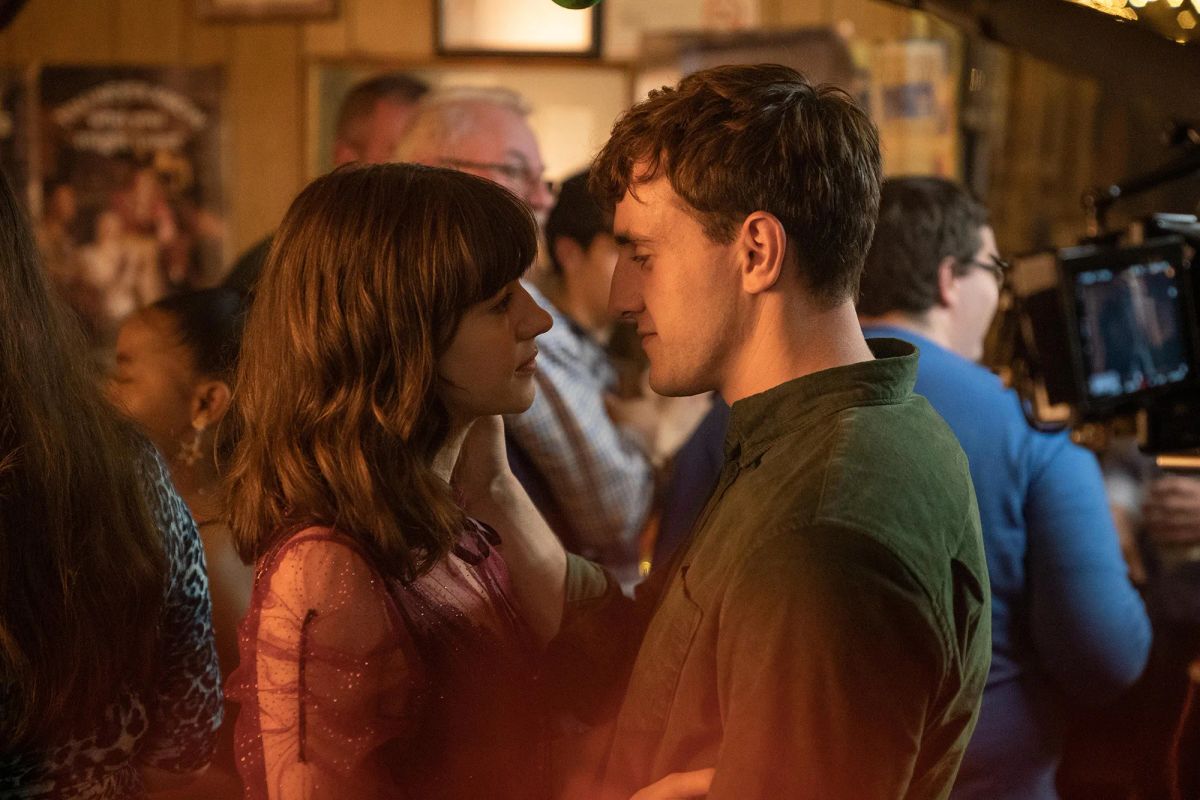 Groupe d'amis riant, montrant le soutien social et la nouvelle approche des relations