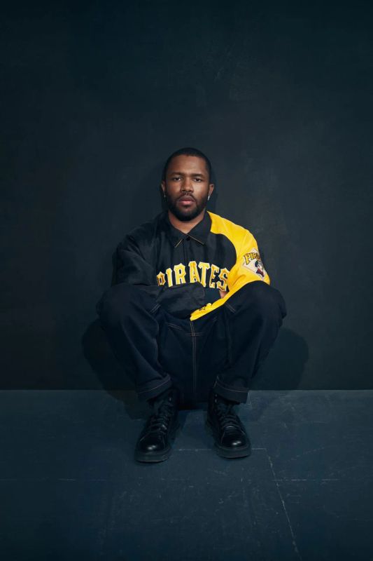 Des mains entrelacées, illustrant le désir de liens profonds et sans artifice