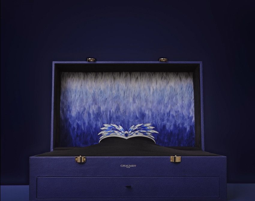 Écrin en marqueterie de plumes bleues pour le diadème Chaumet