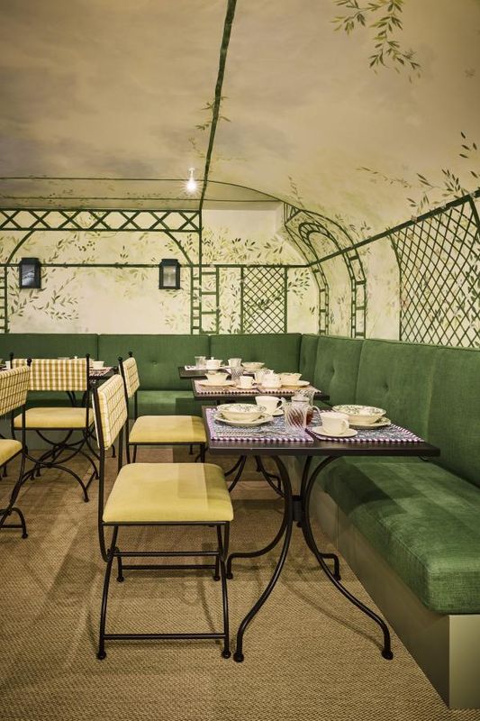 La Serre, salle de petit-déjeuner voûtée et peinte à la main à la Maison Monceau