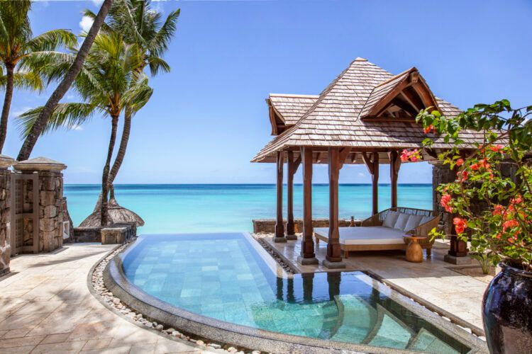 Intérieur luxueux d'une suite au St. Regis Le Morne avec vue sur l'océan