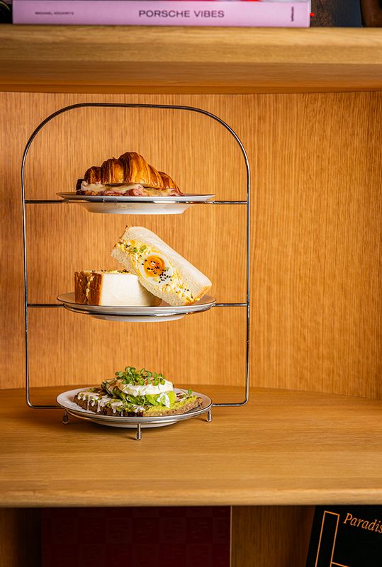 Ambiance dynamique du BLU Sport Bar, avec des écrans diffusant des courses automobiles.