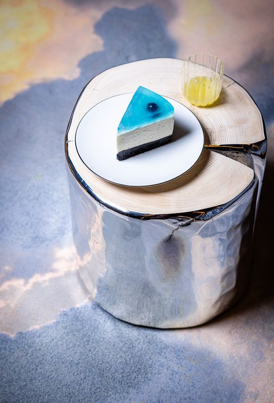 Simulateur de Formule 1 de l'Alpine Race Lounge, offrant une expérience immersive.