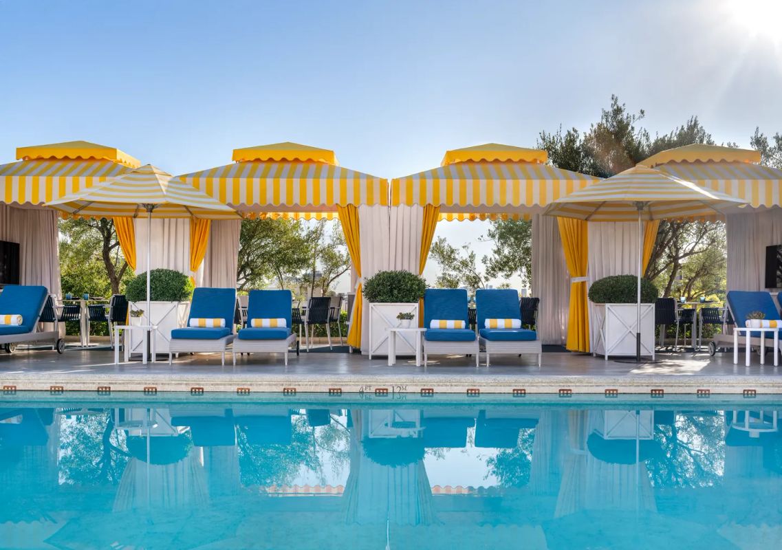 Entrée élégante d'un hôtel de luxe à Los Angeles