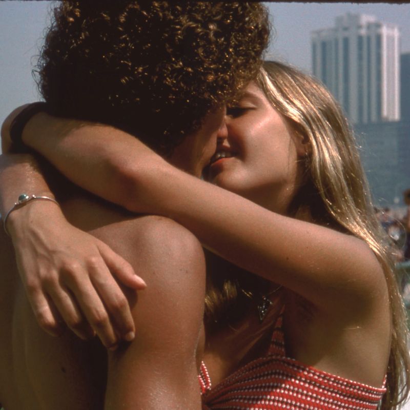 Silhouette d'un couple se tenant la main, symbolisant un passé amoureux