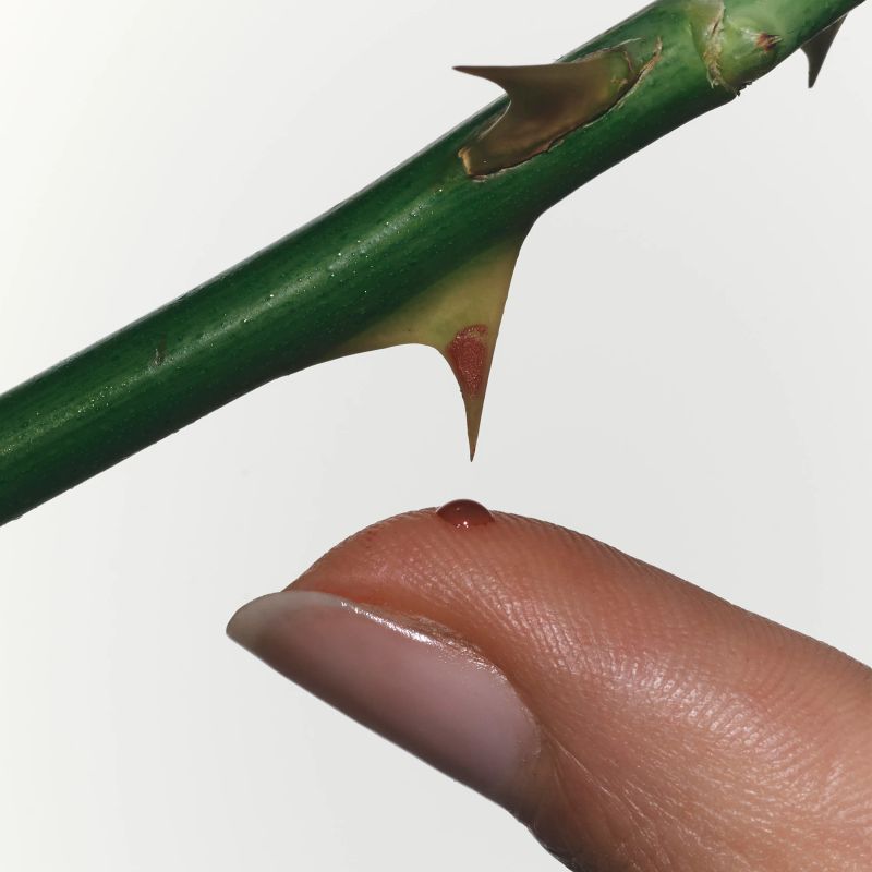 Femme souriante et sereine, représentant la paix intérieure après l'introspection