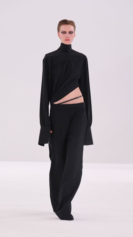 Look audacieux Tom Ford avec des touches de PVC