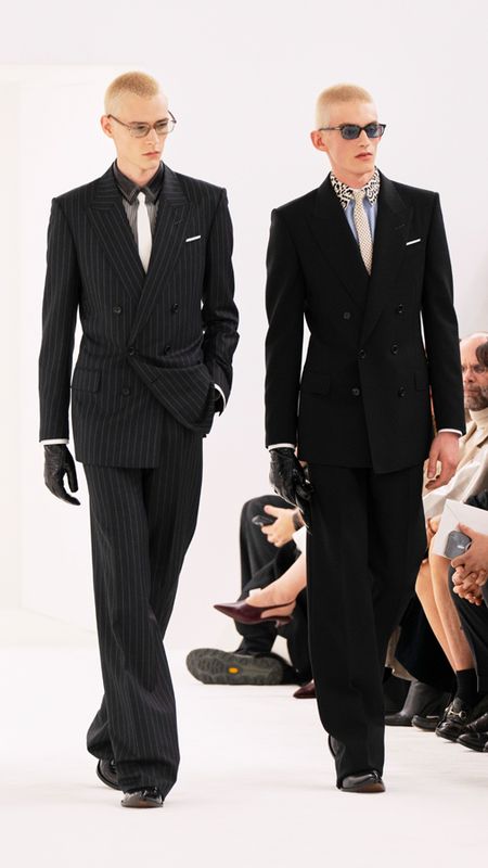 Mannequin défilant en robe élégante Tom Ford