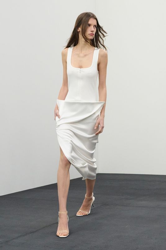 Au défilé Courrèges, les corps se cachent et se dévoilent