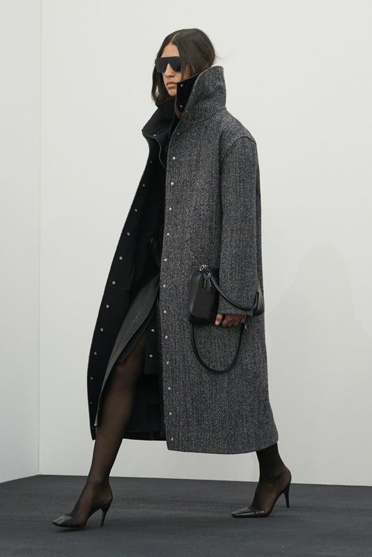 Au défilé Courrèges, les corps se cachent et se dévoilent