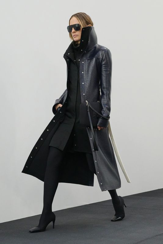 Au défilé Courrèges, les corps se cachent et se dévoilent