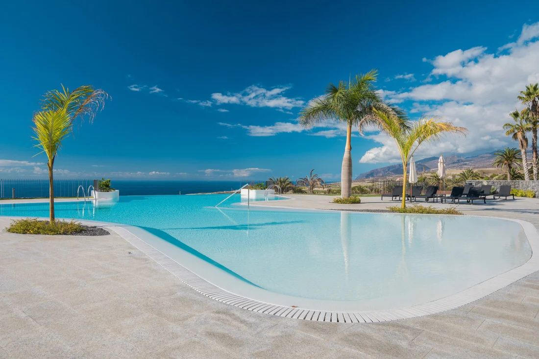 Couple de retraités profitant du soleil de Tenerife sur une terrasse