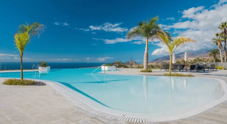 Groupe de seniors pratiquant une activité de plein air à Tenerife