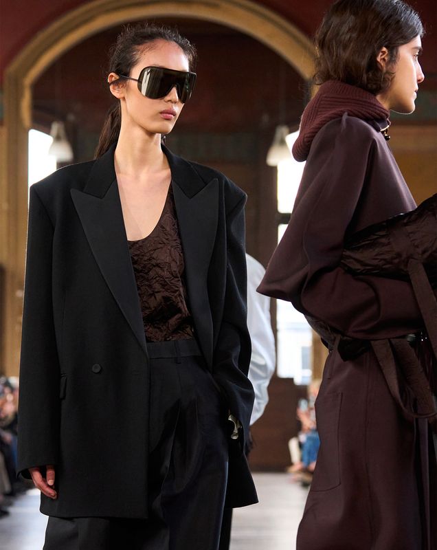 Modèle Carven en tenue structurée et chic