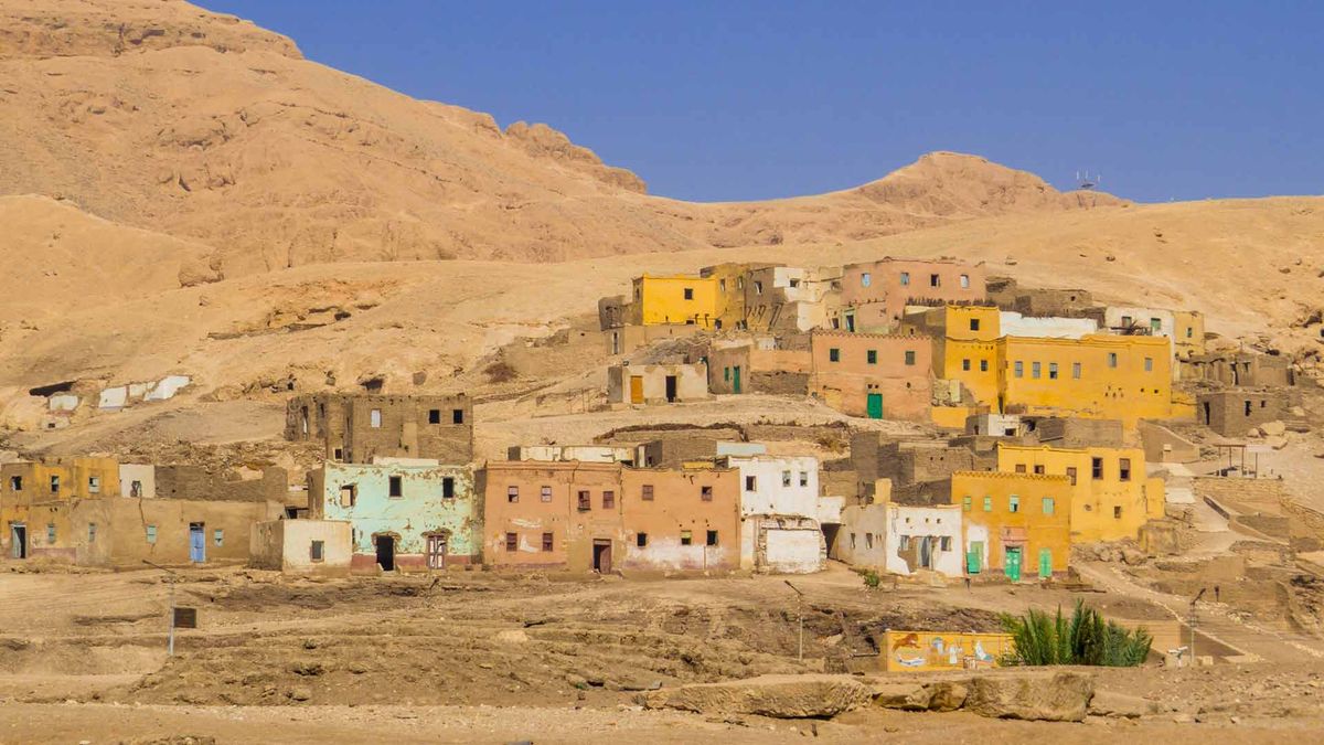 Égyptologues à Louxor - Troisième Période intermédiaire : une cachette inédite recelant 22 momies et des papyrus rares - Actualités du luxe - actualités sur le luxe - actualité du luxe