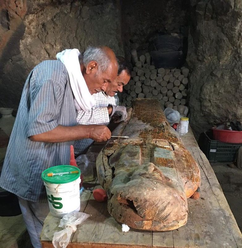 Égyptologues à Louxor - Troisième Période intermédiaire : une cachette inédite recelant 22 momies et des papyrus rares - Actualités du luxe - actualités sur le luxe - actualité du luxe