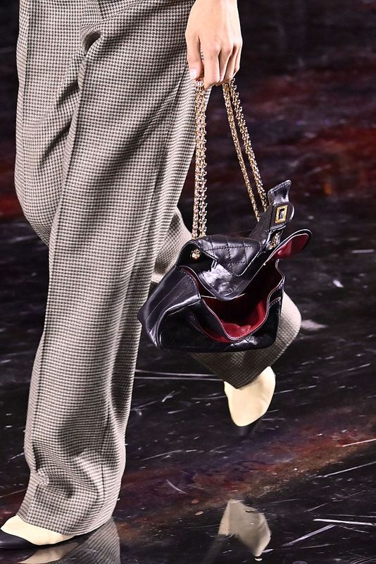 Paris Défilé - A/H 94-95 - Chanel : Le Rouge Noir, une teinte légendaire - Actualités du luxe - actualités sur le luxe - actualité du luxe