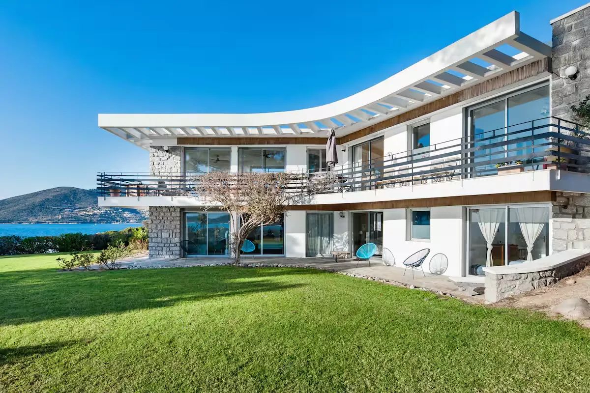 Corse - Été 2026 - Airbnb : les plus belles demeures disponibles - Actualités du luxe - actualités sur le luxe - actualité du luxe