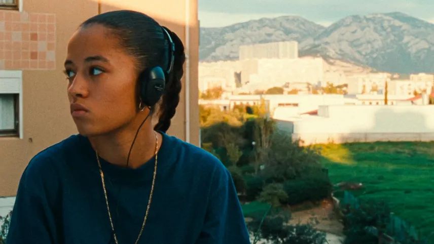 Scène de danse du film Houria avec les Calanques en arrière-plan