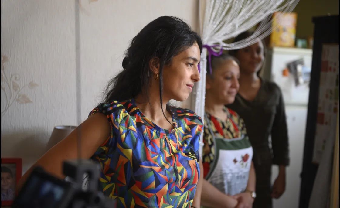 Scène sombre dans le port de Marseille, film Un poisson dans la ville