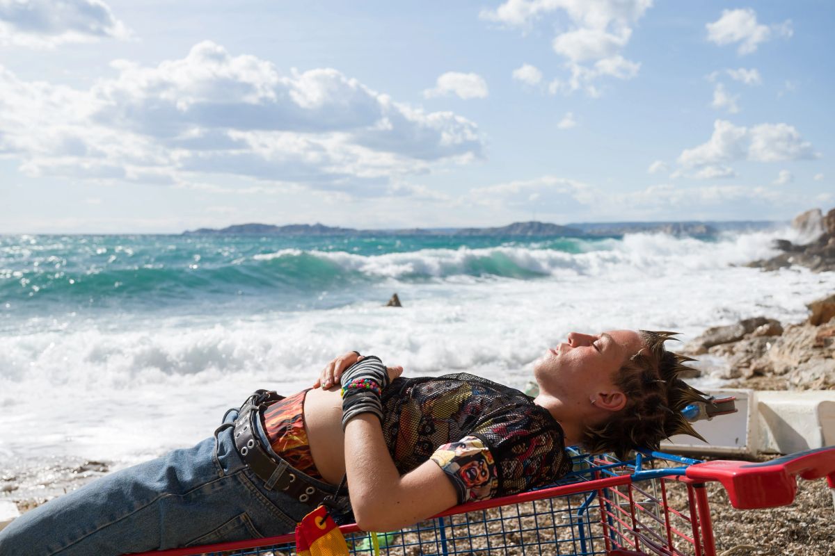 Jeunes sur la Corniche Kennedy de Marseille, saut dans la mer