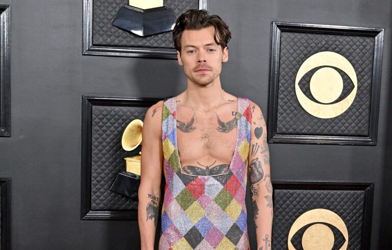 Harry Styles - Icône de mode : l'audace stylistique et ses débats - Actualités du luxe - actualités sur le luxe - actualité du luxe