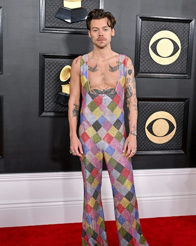 Harry Styles - Icône de mode : l'audace stylistique et ses débats - Actualités du luxe - actualités sur le luxe - actualité du luxe