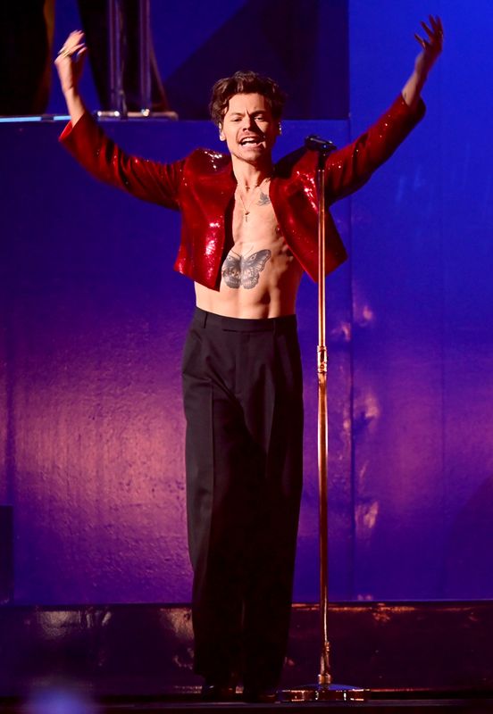 Harry Styles - Icône de mode : l'audace stylistique et ses débats - Actualités du luxe - actualités sur le luxe - actualité du luxe