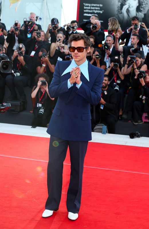 Harry Styles - Icône de mode : l'audace stylistique et ses débats - Actualités du luxe - actualités sur le luxe - actualité du luxe