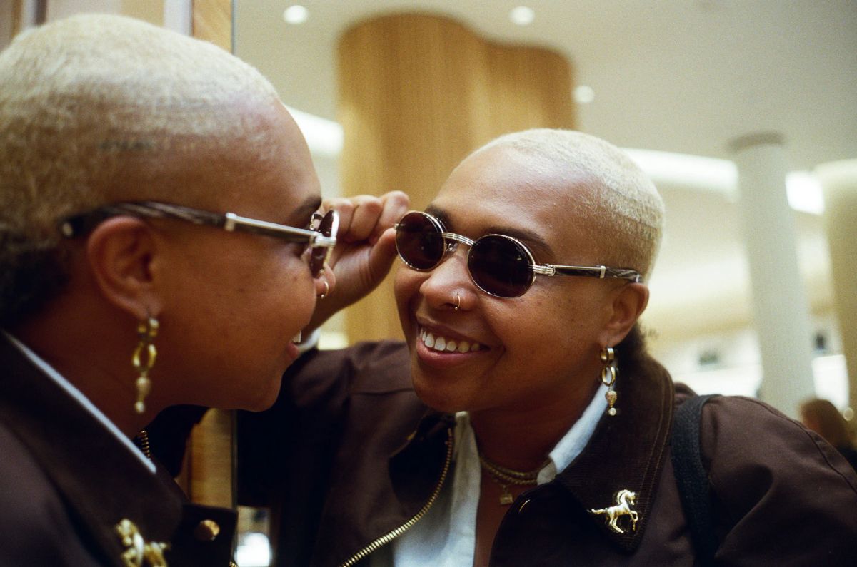 Un fan des Detroit Pistons affiche fièrement ses Cartier Buffs lors d'un match.