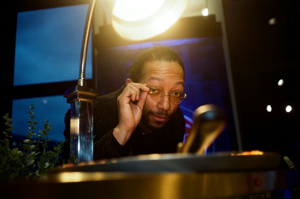 Un habitant de Detroit au style affirmé, lunettes Cartier sur le nez.