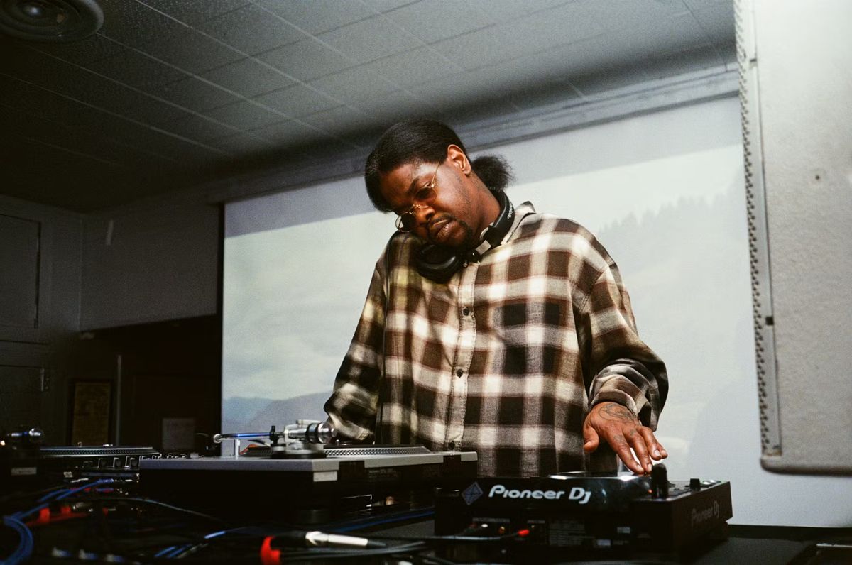 Gros plan sur les branches en corne de buffle d'une monture Cartier.