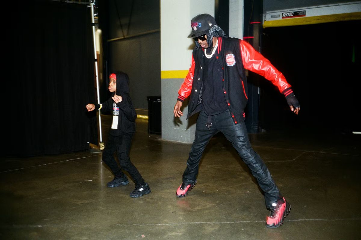 Groupe de personnes au style urbain, dont plusieurs portent des Cartier Buffs.