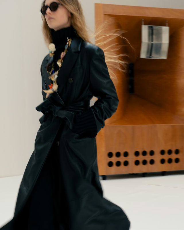 Intérieur de la boutique Stone Island à New York, avec surfaces métalliques et béton