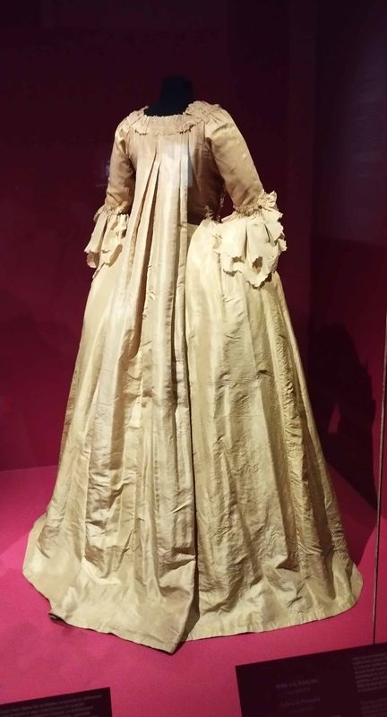 Un détail du célèbre pli Watteau, symbole de grâce et de fluidité