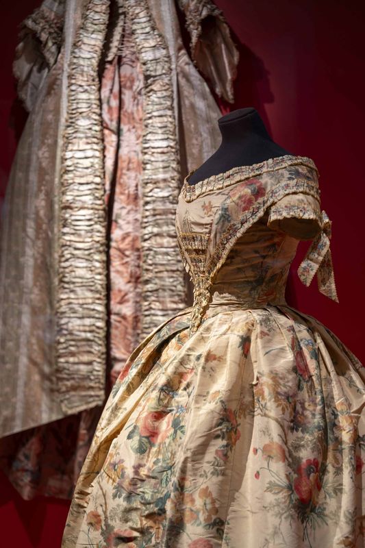 Robe du XIXe siècle, inspirée par les volumes et motifs floraux du XVIIIe