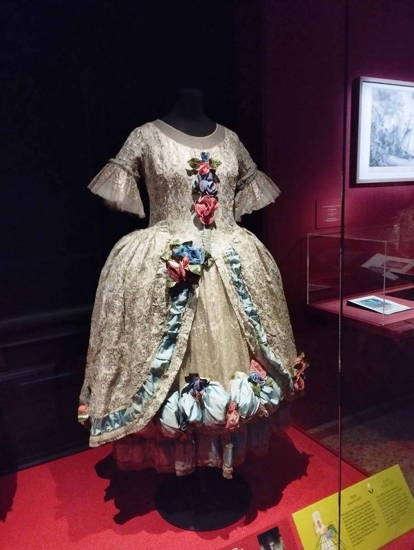 Création de Jeanne Lanvin, inspirée par l'élégance du XVIIIe siècle