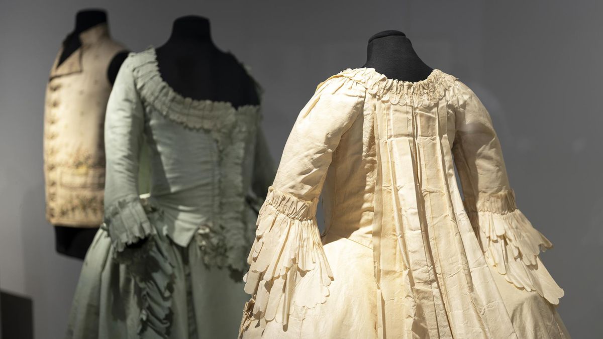 Création haute couture contemporaine rendant hommage à l'art du dos du XVIIIe siècle