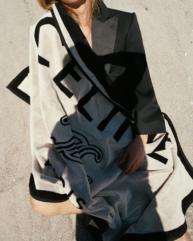 CELINE: Une mode estivale trop exquise pour être enlevée à la plage - Actualités du luxe - actualités sur le luxe - actualité du luxe