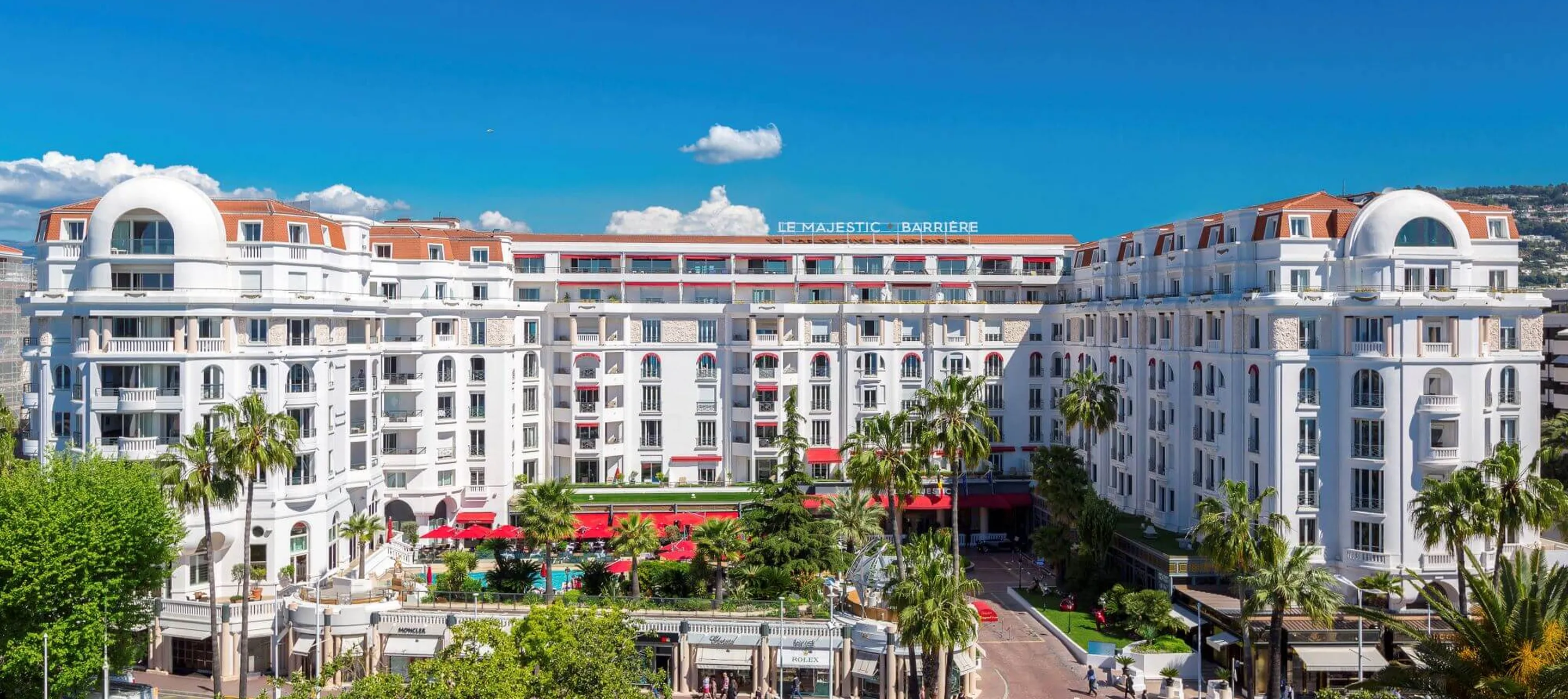 La façade de l'Hôtel Barrière Le Majestic sur la Croisette à Cannes