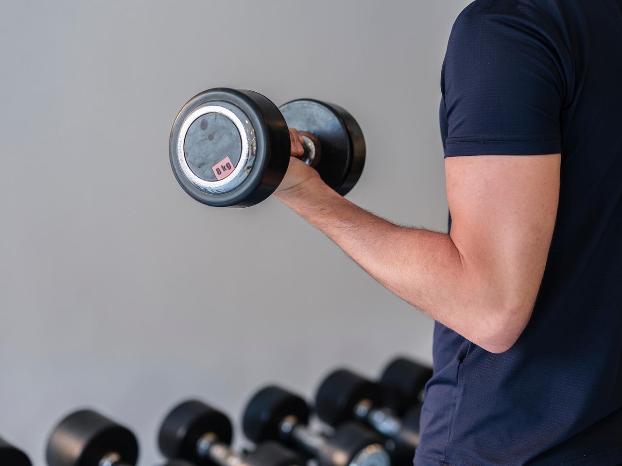 Person choosing optimal workout setting based on goals, preferences, and cognitive style.