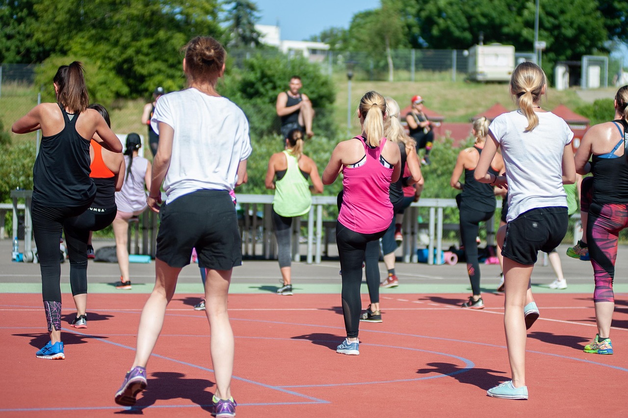 Pros and cons of solo vs group marathon types for effective field practice planning.