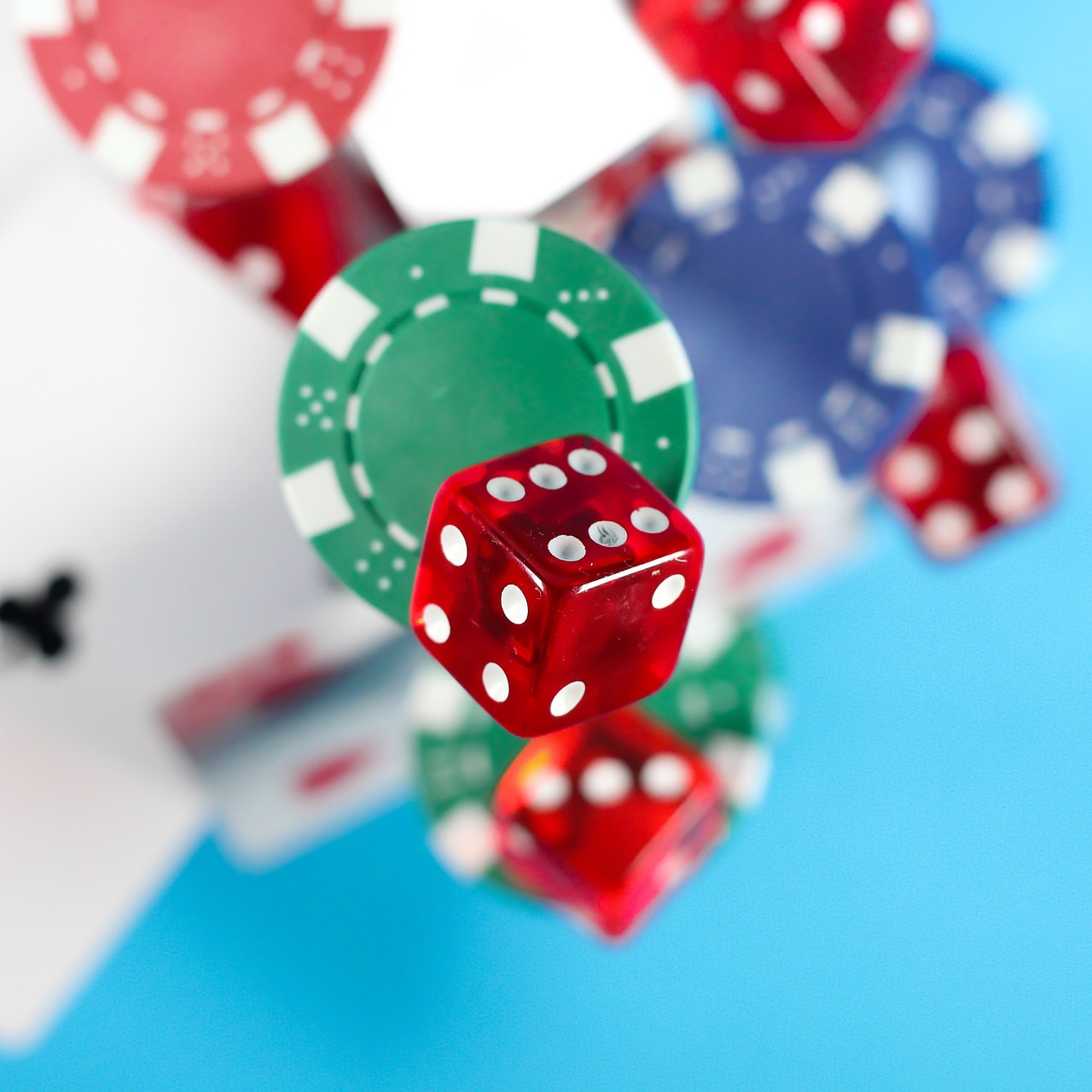 Betting odds favor Royals over Pirates with - 141 moneyline.